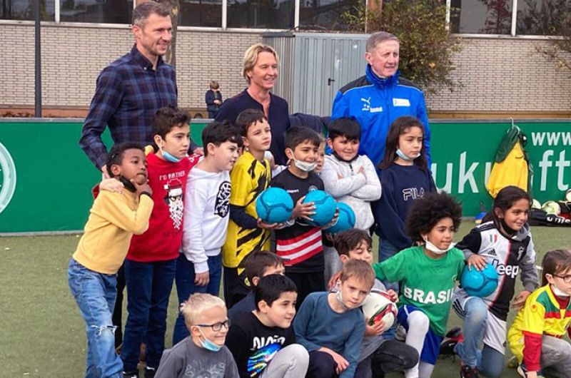 Fußballtraining der Bolzplatzhelden mit Martina Voss-Tecklenburg