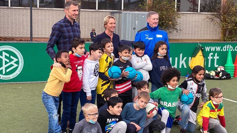 Fußballtraining der Bolzplatzhelden mit Martina Voss-Tecklenburg