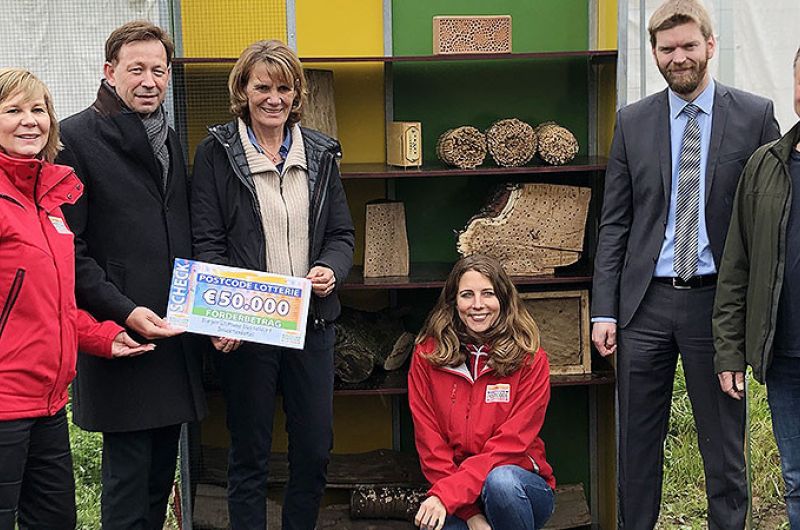 Die BürgerStiftung eröffnete ein Insektenhotel im Schulgarten