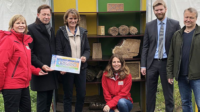 Die BürgerStiftung eröffnete ein Insektenhotel im Schulgarten