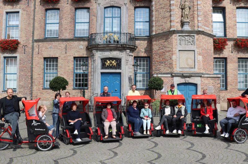 Sternfahrt unserer Rikschas – großes Treffen vor dem Rathaus