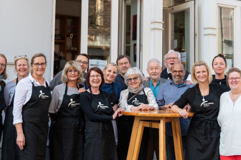 Zeitstifter und Zeitstifterinnen kochen im Café Grenzenlos
