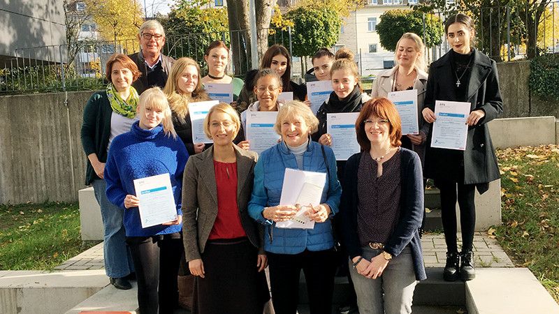 Kniggekurs für angehende Kosmetikerinnen
